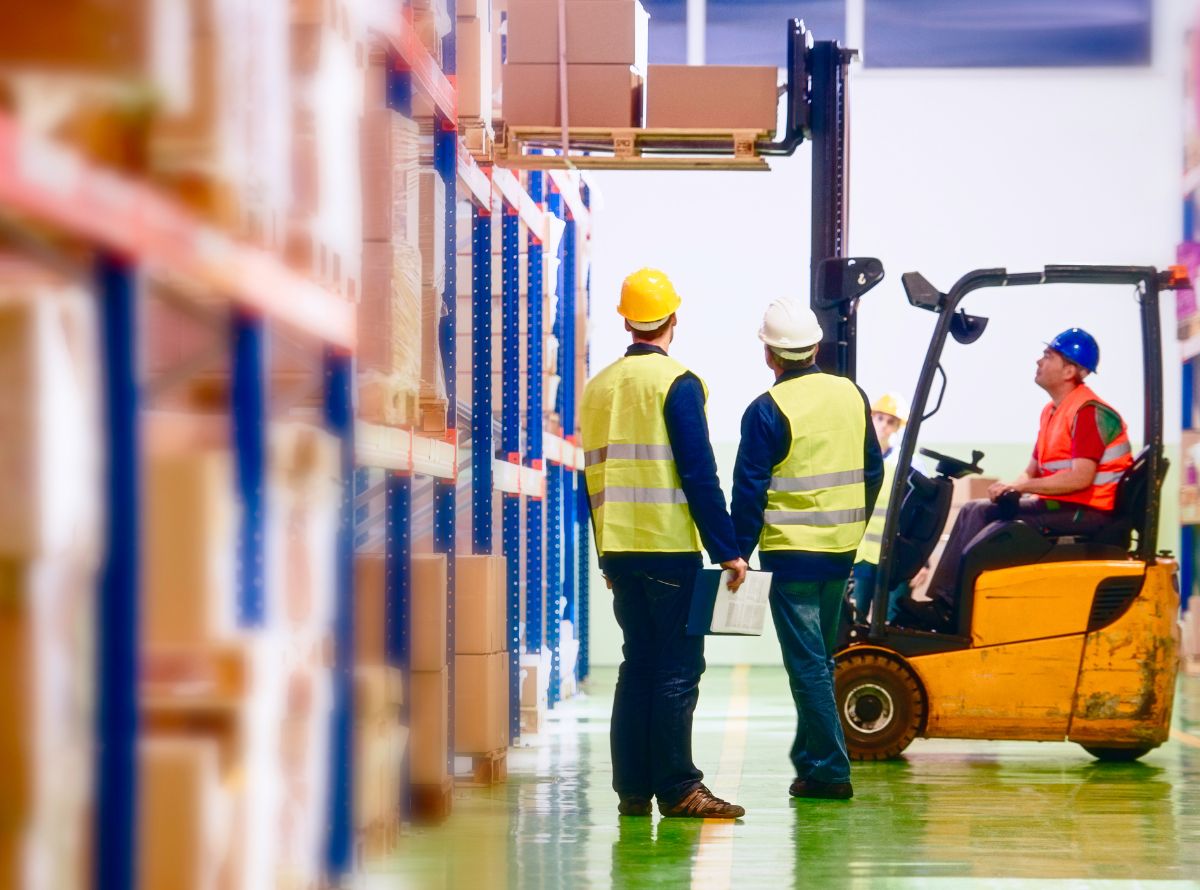 Beneficios clave al rentar montacargas por día